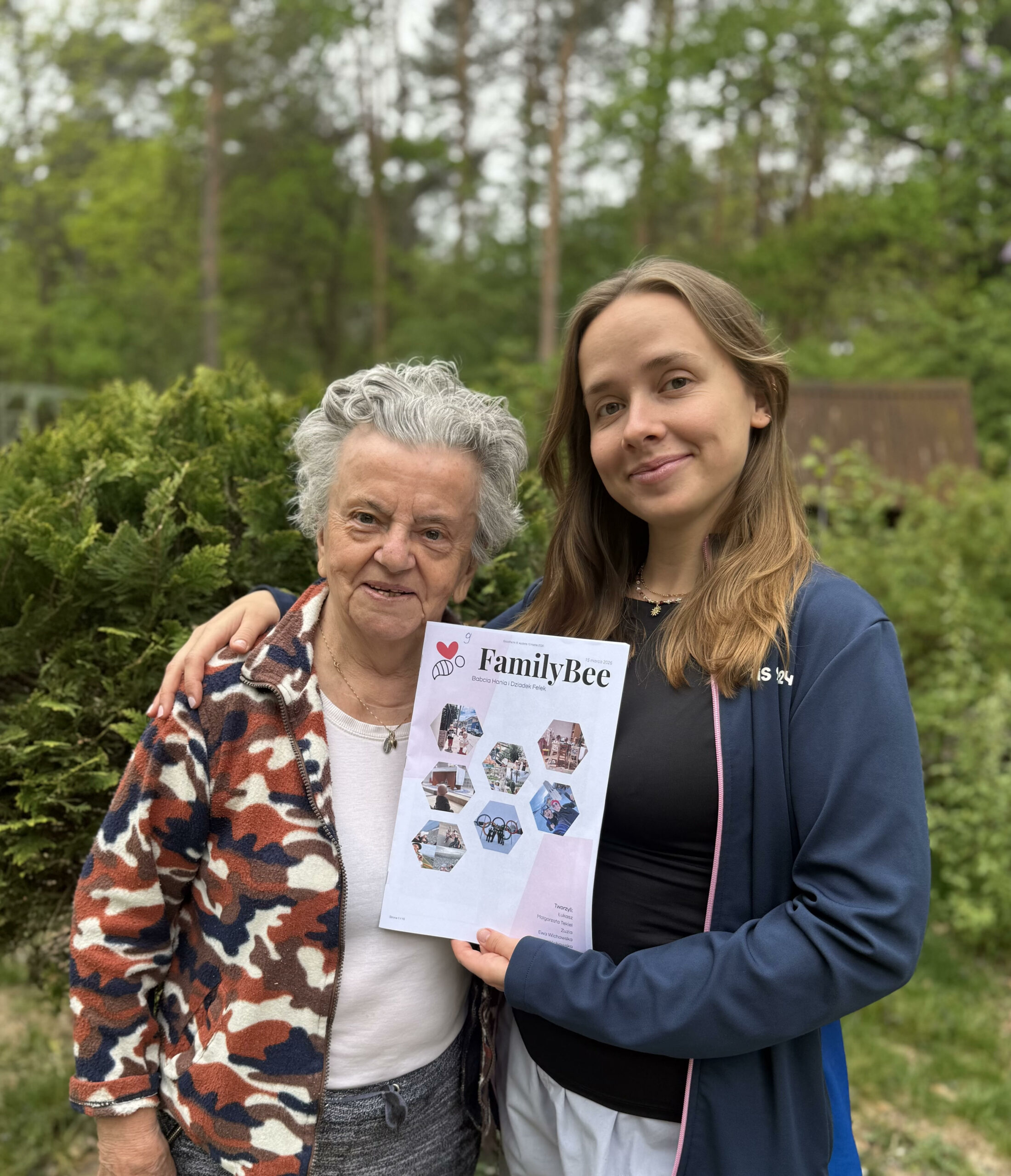 Babcia z wnuczką trzymają rodzinną gazetkę FamilyBee